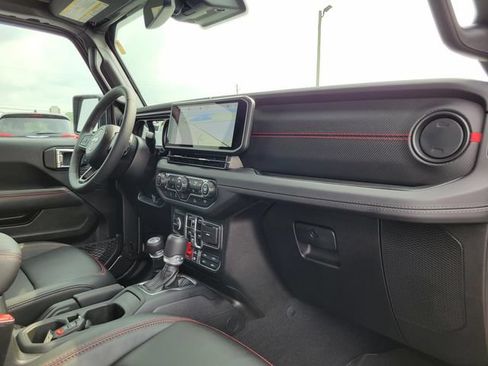 Used 2025 Jeep Gladiator Rubicon w/ Convenience Group AWD/4WD image 31