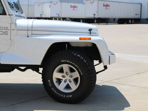 Used 1991 Jeep Wrangler Renegade AWD/4WD image 34