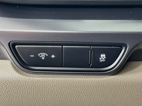 Used 2025 Kia Carnival FWD image 17