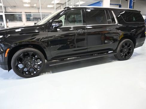 New 2026 Chevrolet Suburban High Country AWD/4WD image 9