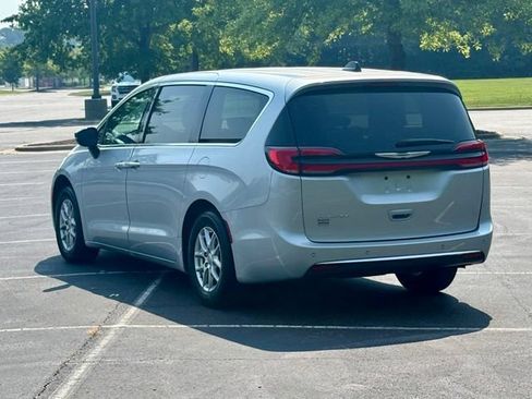 Used 2024 Chrysler Pacifica Touring-L FWD image 3