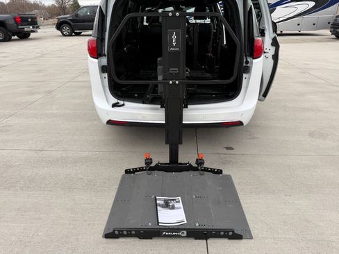 Used 2020 Chrysler Pacifica Touring-L FWD image 31