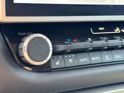 Used 2023 Toyota Sequoia Limited image 22