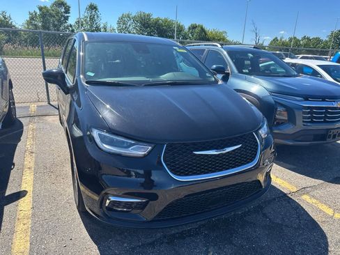 Used 2025 Chrysler Pacifica Select FWD image 5