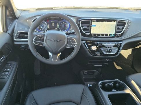 New 2026 Chrysler Pacifica Select image 5