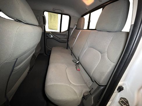 Used 2019 Nissan Frontier SV image 11