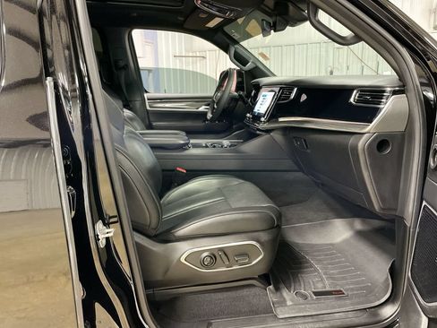 Used 2022 Jeep Wagoneer Series III w/ Premium Group I AWD/4WD image 31