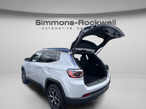 Used 2025 Jeep Compass Limited AWD/4WD image 8
