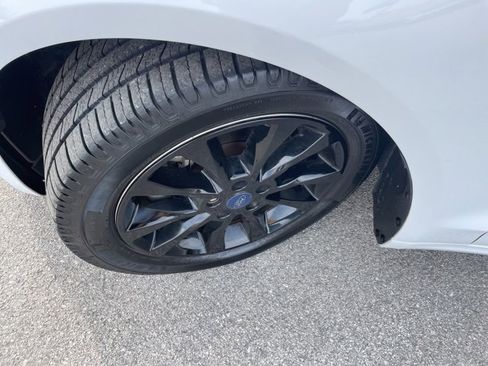 Used 2017 Ford Fusion SE w/ Fusion SE Technology Package image 16