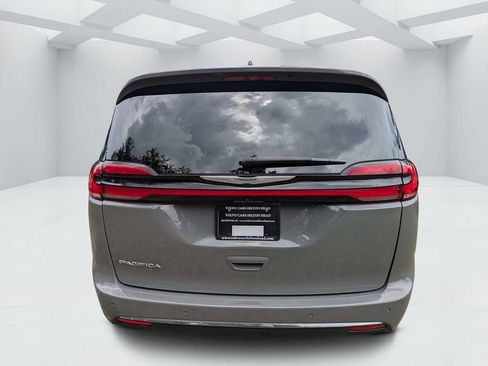 Used 2023 Chrysler Pacifica Touring-L FWD image 4
