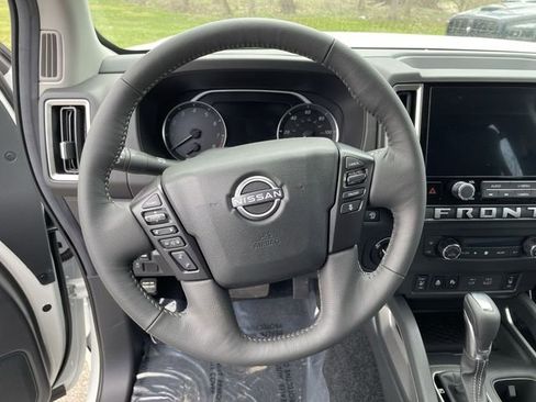 Used 2025 Nissan Frontier SV w/ SV Convenience Package image 29