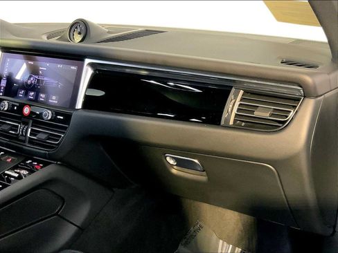 Certified 2026 Porsche Macan AWD/4WD image 22