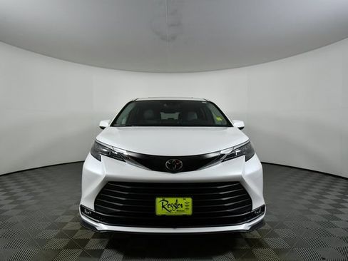 New 2026 Toyota Sienna XLE image 7