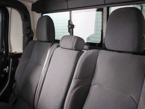 Used 2025 Jeep Gladiator Sport image 24