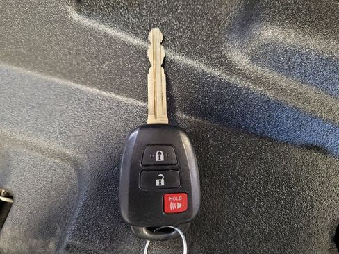 Used 2019 Toyota Highlander LE FWD image 32