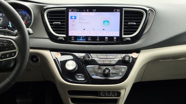 Used 2024 Chrysler Pacifica Touring-L FWD image 8
