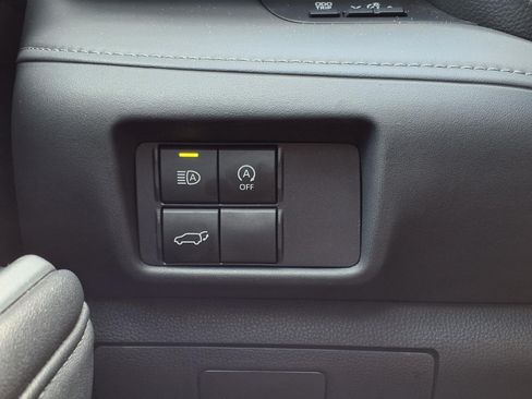 Used 2025 Toyota Highlander LE FWD image 24