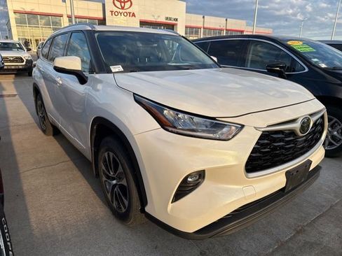 Used 2020 Toyota Highlander XLE image 12