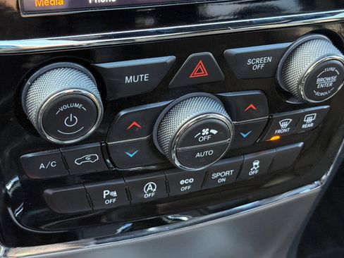 Used 2020 Jeep Grand Cherokee Altitude image 21