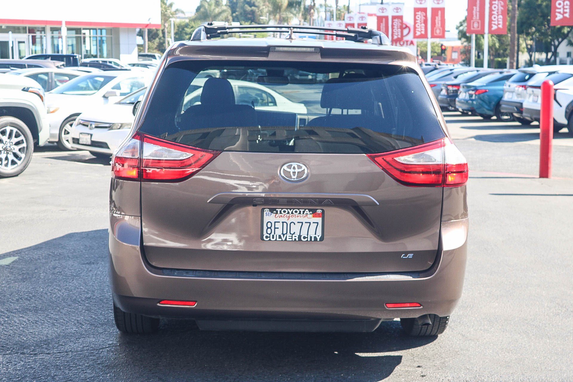 Used 2018 Toyota Sienna LE w/ Carpet Mat Package FWD image 8