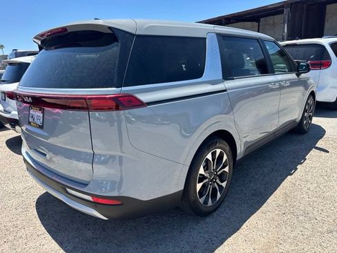 Used 2024 Kia Carnival EX FWD image 5