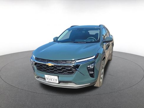 Used 2025 Chevrolet Trax LT image 2