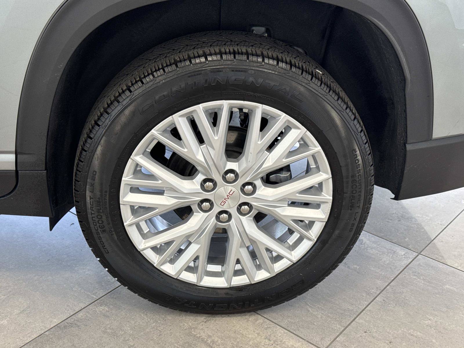 Used 2026 GMC Acadia Elevation w/ Elevation Premium Package FWD image 9