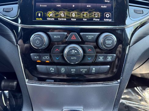 Used 2021 Jeep Grand Cherokee Laredo X AWD/4WD image 24