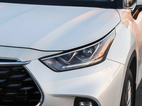 Used 2023 Toyota Highlander Platinum FWD image 5