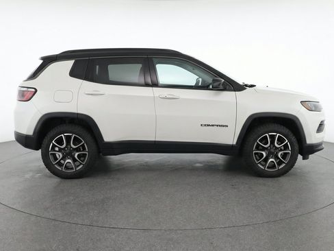 Used 2025 Jeep Compass Trailhawk AWD/4WD image 11