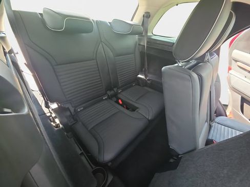 Used 2017 Land Rover Discovery HSE AWD/4WD image 12