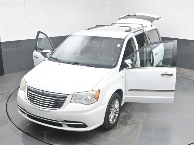 Used 2014 Chrysler Town & Country Touring-L FWD image 49