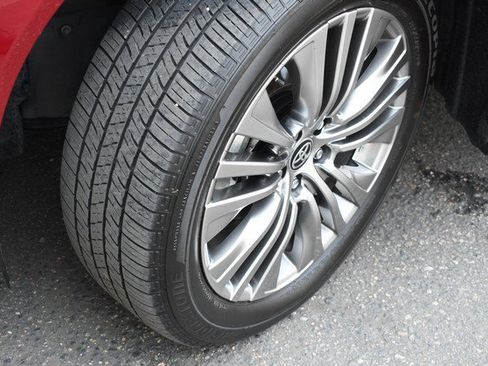 Certified 2024 Toyota Venza Limited image 11