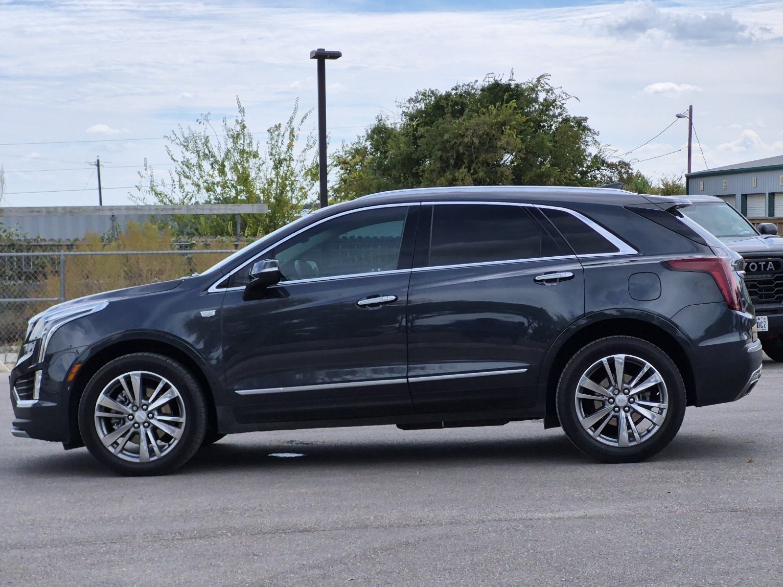 Used 2021 Cadillac XT5 Premium Luxury FWD image 2