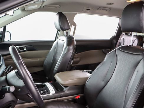 Used 2025 Kia Carnival image 23