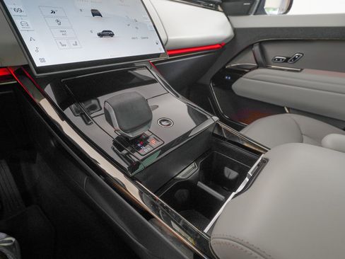 Used 2025 Land Rover Range Rover Sport SE image 23