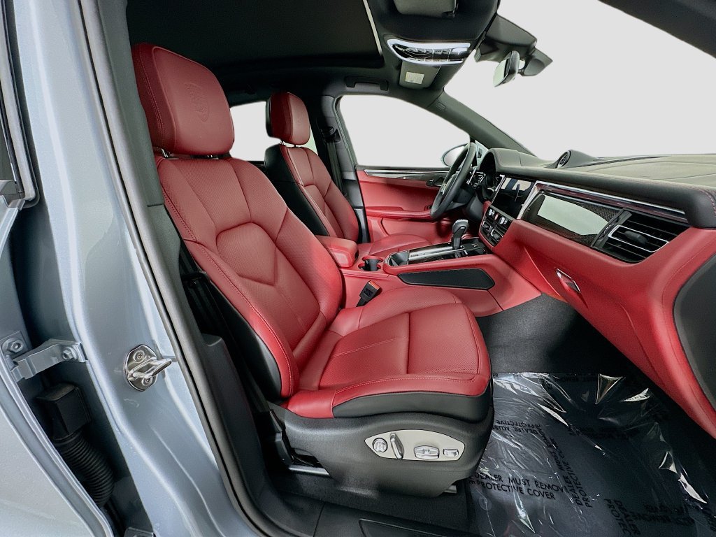 Certified 2025 Porsche Macan AWD/4WD image 30