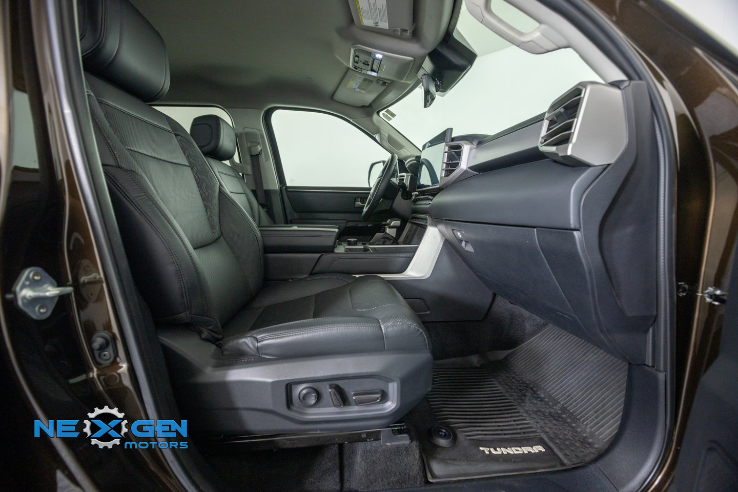 Used 2024 Toyota Tundra Limited AWD/4WD image 44