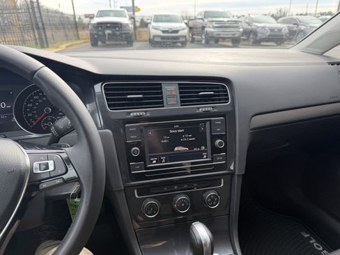 Used 2018 Volkswagen Golf S image 27