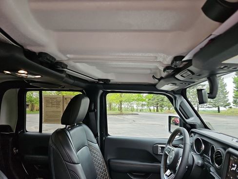 Used 2023 Jeep Gladiator Overland AWD/4WD image 13