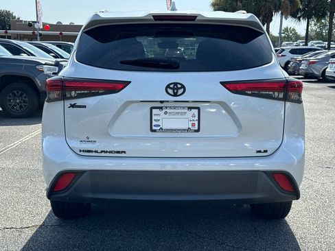 Used 2022 Toyota Highlander XLE FWD image 4