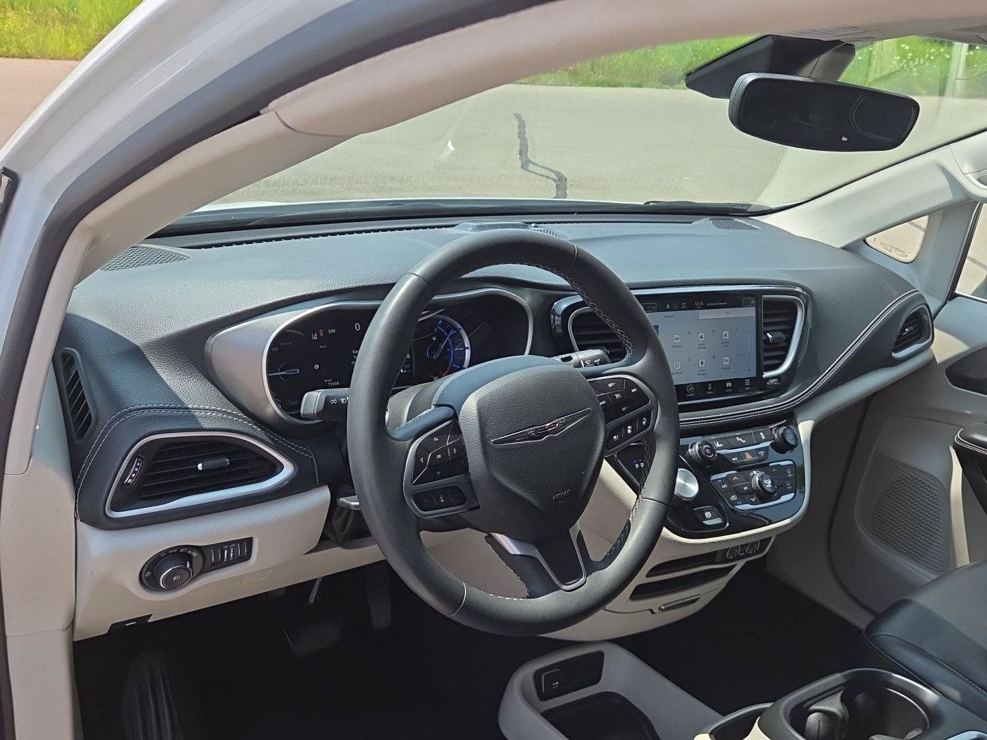 Used 2023 Chrysler Pacifica Touring-L FWD image 20