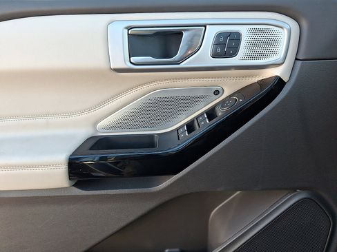 Certified 2021 Ford Explorer Platinum w/ Premium Technology Package image 21