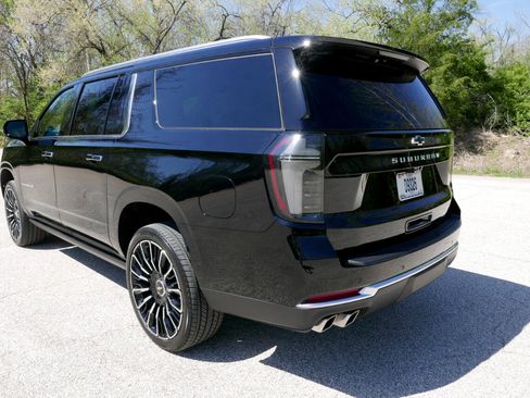 Used 2025 Chevrolet Suburban High Country image 8