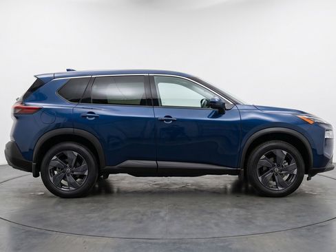 Used 2025 Nissan Rogue SV AWD/4WD image 11