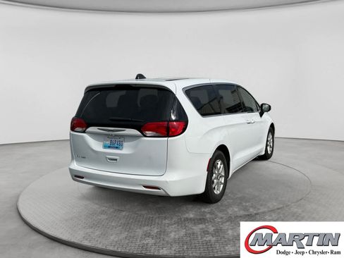 Used 2022 Chrysler Voyager LX FWD image 5