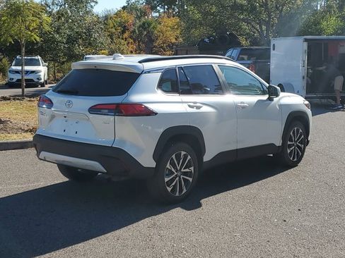 Used 2023 Toyota Corolla Cross XLE image 3