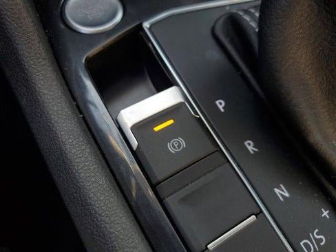 Used 2021 Volkswagen Tiguan SE image 29