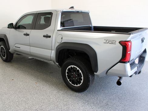 Used 2025 Toyota Tacoma TRD Off-Road AWD/4WD image 9
