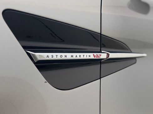 Used 2025 Aston Martin Vanquish image 25